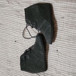 TOMS SUEDE SIZE 6.5